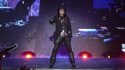 Rock m&uuml;ziğin &ouml;nc&uuml; isimlerinden Alice Cooper, İstanbul'da konser verdi