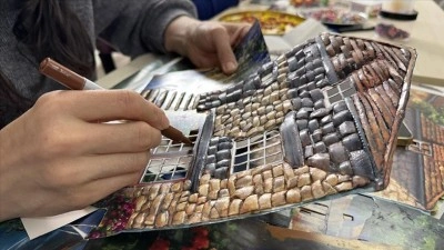 R&ouml;lyef ustası kadın, 34 yıldır hemcinslerine meslek &ouml;ğretiyor