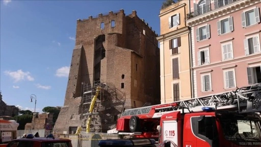 Roma'da Orta Çağ'dan kalma kulenin bir kısmı restorasyon sırasında çöktü