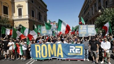 Roma'da ultra aşırı sağcılar, g&ouml;&ccedil;menlerin geri g&ouml;nderilmesi &ccedil;ağrısıyla y&uuml;r&uuml;d&uuml;