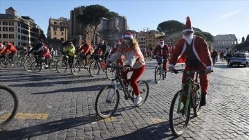 Roma sokaklarında, Noel Baba kostümlü binlerce İtalyan çocuklar yararına bisikletle dolaştı