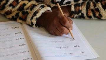 Roman kadınlar ilerleyen yaşlarına rağmen "okuma yazma" öğreniyor