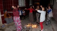 Romanlar Kakava'yı evlerinin önünde kutladı