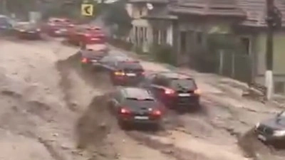 Romanya'da şiddetli yağış Busteni kasabasını su altında bıraktı