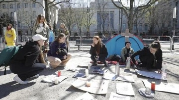 Rus kadınlar Rusya'nın Berlin Büyükelçiliği önünde Ukrayna için açılık grevinde