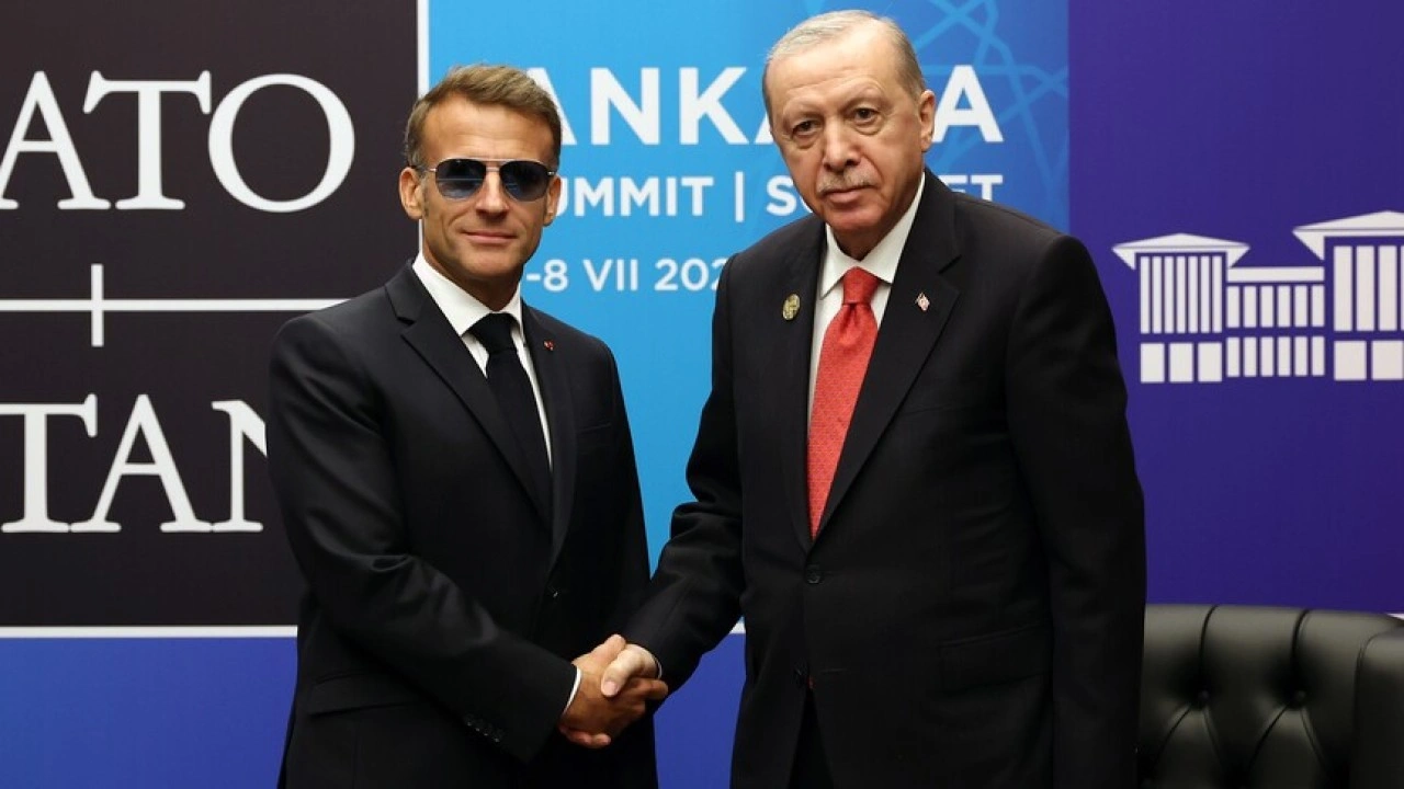 Rus medyası: Erdoğan, g&uuml;neş g&ouml;zl&uuml;ğ&uuml; takan Macron&rsquo;u g&uuml;l&uuml;mseyerek karşıladı