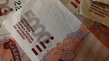 Rus rublesi, haftaya yüzde 8'den fazla değer kaybıyla başladı
