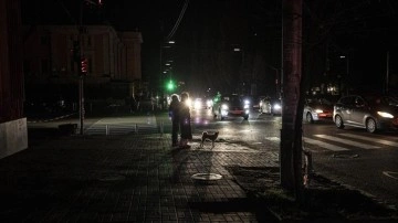 Rus saldırıları nedeniyle altyapısı zarar gören Kiev'de bazı sokaklar karanlığa büründü