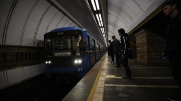 Rus saldırılarında sığınak olarak kullanılan Kiev'deki metrolarda ulaşım yeniden faaliyette