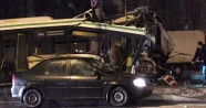 Rusya'da elektrik direğine çarpan otobüs ortadan ikiye ayrıldı