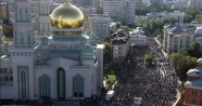 Rusya'da Müslümanlar bayram namazı için camilere akın etti