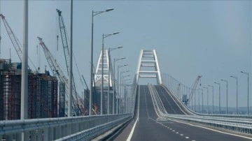 Rusya ile Kırım arasında yer alan köprüde kamyondaki patlama sonucu hasar oluştu