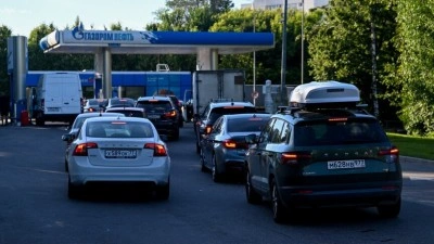 Rusya'nın Omsk ve Saratov b&ouml;lgelerinde benzin satışına kısıtlama getirildi