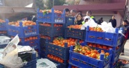 Rusya'yı protesto için 20 ton sebze meyve dağıtıldı