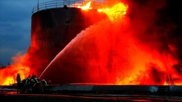 Rusya'nın Lviv kentinde füzelerle vurduğu yakıt deposundaki yangın söndürüldü