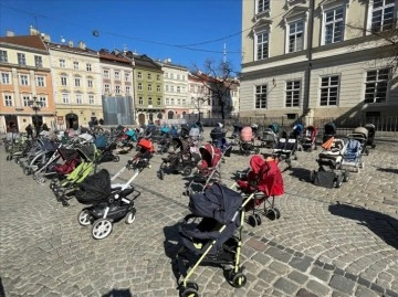 Rusya'nın saldırılarında ölen çocuklar için Lviv'de meydana 109 boş bebek arabası bırakıld