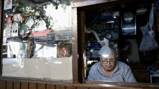 Saatçi Yakup usta Fethiye'de 54 yıldır saatlere ayar veriyor