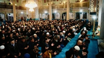 Sabah namazında buluşan vatandaşlar, İsveç'te Kur'an-ı Kerim yakılmasına tepki gösterdi
