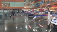 Sabiha Gökçen Havalimanı&#39;nda koronavirüse kırmızı bantlı sosyal mesafe önlemi