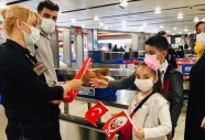 Sabiha Gökçen Havalimanında çocuk yolcular Türk bayraklarıyla karşılandı