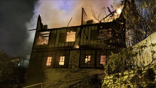 Safranbolu'da tarihi konakta çıkan yangına müdahale eden iki itfaiye eri yaralandı