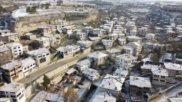 Safranbolu'nun tarihi yapıları beyaza büründü
