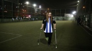 Sağ bacağı olmayan Ayşegül'ün futbol tutkusu