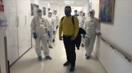 Sağlığına kavuşan koronavirüs hastaları 'Penguen dansı'yla taburcu edildi