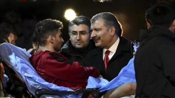 Sağlık Bakanı Koca, Türkiye'ye getirilen Gazzeli hastaları karşıladı
