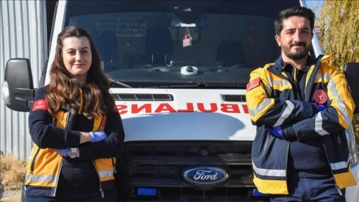 Sağlık çalışanı çift aynı ambulansta hastaların imdadına yetişiyor