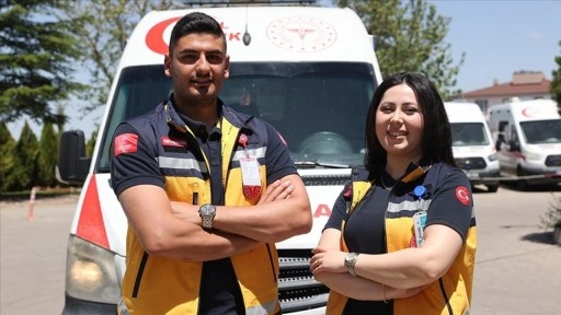 Sağlık çalışanı çift aynı ambulansta hayat kurtarmak için çalışıyor