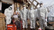 Sağlık çalışanları karlı yolları aşarak vatandaşlara Kovid-19 aşısı ulaştırıyor