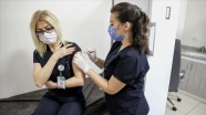 Sağlık çalışanlarına ikinci doz Kovid-19 aşısı uygulanmaya başladı