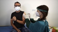 Sağlık çalışanlarının eşlerine Kovid-19 aşısı yapılmaya başlandı
