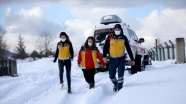 Sağlık ekipleri karlı yolları aşarak hastalara &#039;Hızır&#039; gibi yetişiyor