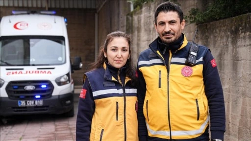Sağlıkçı çift aynı ambulansta hastaların yardımına koşuyor