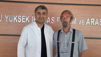 Şah damarındaki hassasiyet nedeniyle kısa s&uuml;reli kalbi duran hasta yarım saatlik operasyonla iyileşti