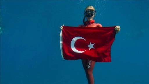 Şahika Ercümen'den batık tanka Türk bayrağıyla dalış
