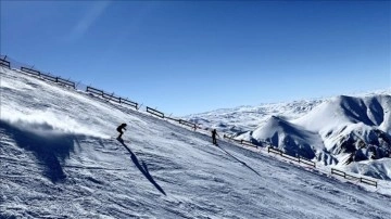 Sahillerde güneşli hava Palandöken'de kayak keyfi yaşanıyor