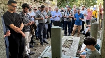 Şair ve yazar Mevlana İdris Zengin, vefatının ikinci yılında kabri başında dualarla anıldı