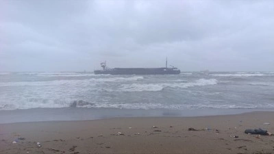 Sakarya'da kuru y&uuml;k gemisi karaya oturdu