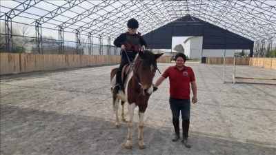 Sakarya'da &ouml;zel gereksinimli &ccedil;ocuklar, hipoterapiyle gelişim sağlıyor