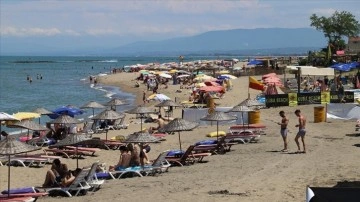 Sakarya'nın sahil kenti Karasu, bayramın ilk günü tatilcilerin akınına uğradı