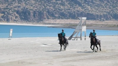 Salda G&ouml;l&uuml;'nde atlı jandarma ekibi g&ouml;reve başladı