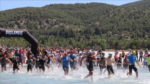 Salda Gölü'nde triatlon heyecanı yaşandı