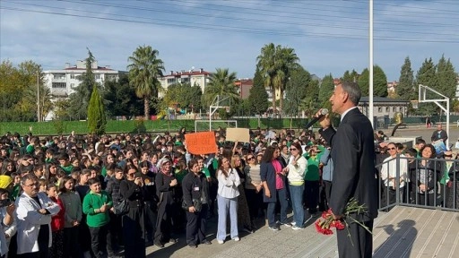 Samsun'da 43 yıllık Türkçe öğretmeni düzenlenen törenle öğrencilerine veda etti