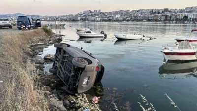 Samsun'da elektrikli ara&ccedil;, limandaki kayalıklara devrildi