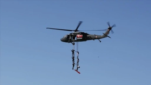 Samsun'da Jandarma Genel Komutanlığına bağlı "Çelik Kanatlar" gösteri uçuşu yaptı