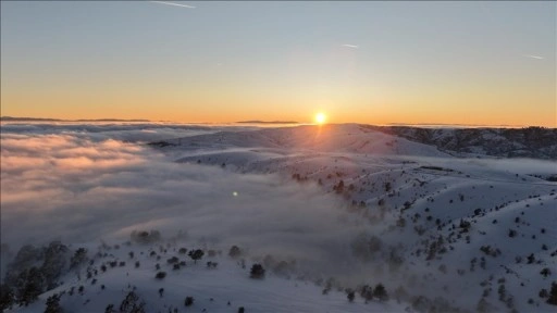 Samsun'da kar altındaki D&uuml;rtmen Dağı'nda oluşan sis dronla g&ouml;r&uuml;nt&uuml;lendi
