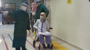 Samsun'da koronavirüsü yenen 99 yaşındaki kadın alkışlarla taburcu edildi